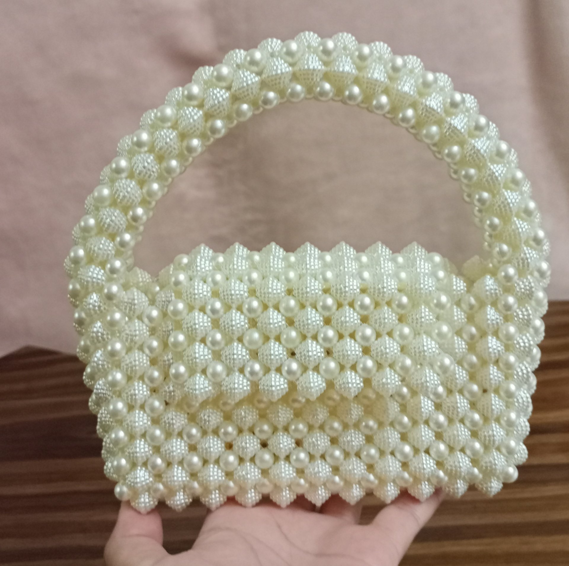 شنطه ممزوجة باللولى وفتافيت السكر  صغننه ومحندقه بس تاخد المتعلقات الشخصيه  مناسبه جدا للمناسبات والخروج بالليل